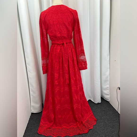 Red maxi dress sheet material body line except for arm. - Picture 9 of 15